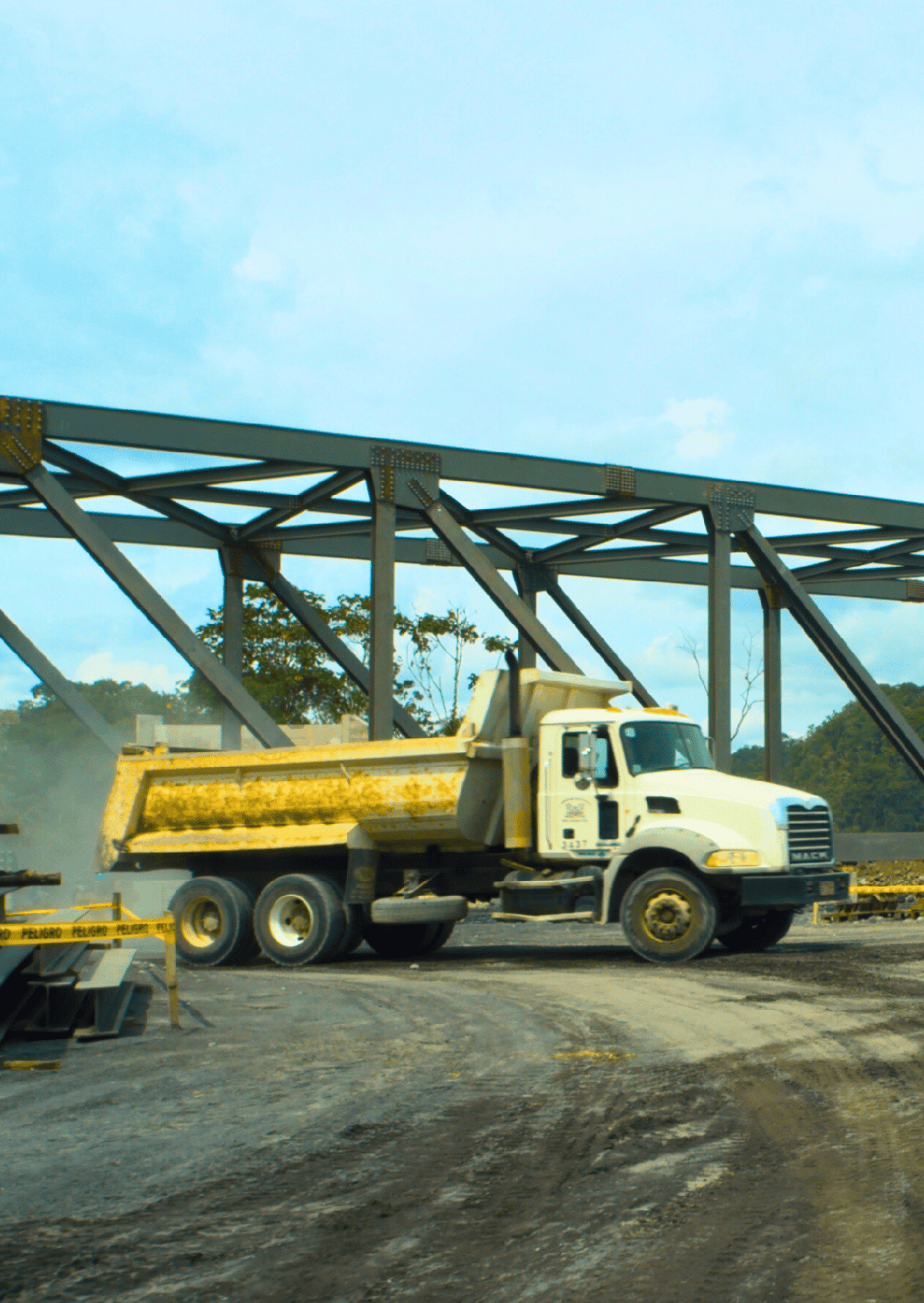 Fiscalización de la obra de reparación de la vía de acceso a Bahía de Caráquez en el cantón Sucre, Manabí. Supervisión de obras viales para mejorar la infraestructura regional.